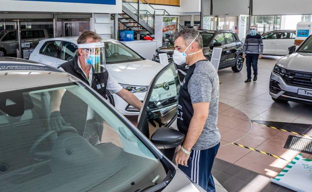 Las matriculaciones dan un tímido respiro al vender el 'stock' pendiente del confinamiento