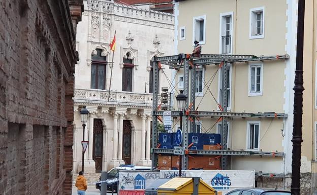 La Policía Nacional negocia y consigue que un joven baje de los andamios de Alonso Martínez desde los que amenazaba con tirarse