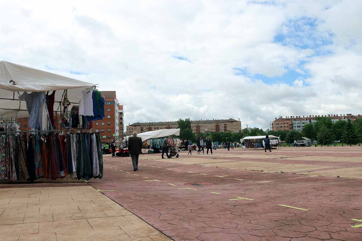 Vuelven los mercadillos ambulantes a Burgos con menos puestos de los esperados y poco movimiento de clientes