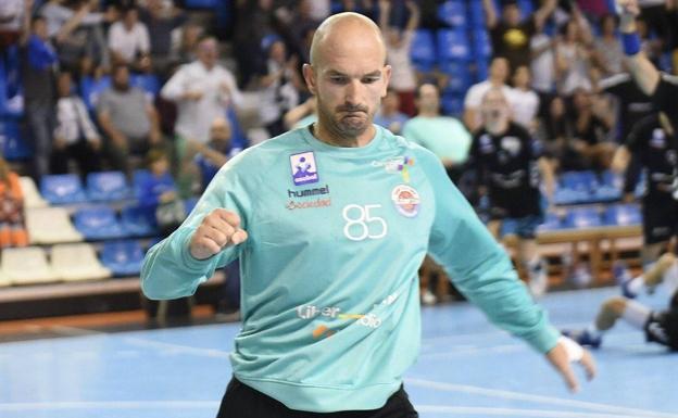 El internacional Mile Mijuskovic cierra la portería del UBU San Pablo