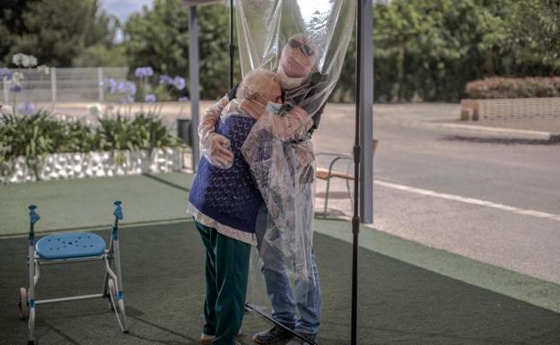 Diez sociedades médicas defienden sus protocolos durante la crisis sanitaria