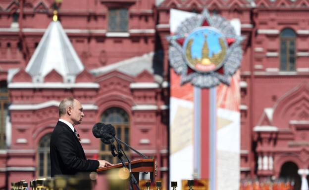 Putin desafía al Covid con un desfile militar