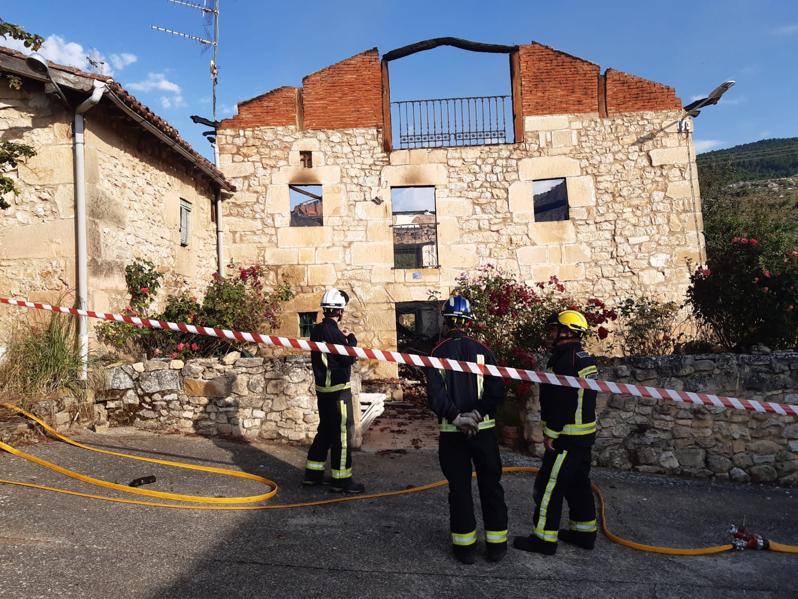 El fuego arrasa una casa rural en Bozoó