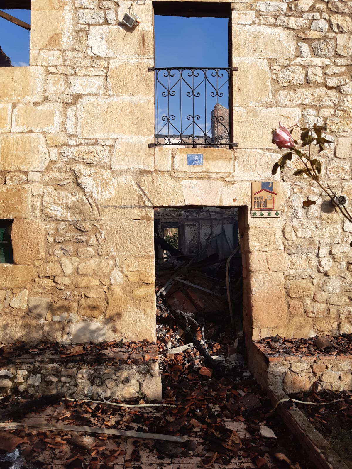 El fuego arrasa una casa rural en Bozoo