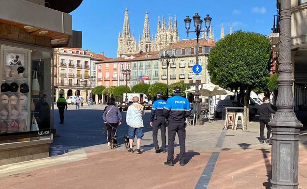 La Policía Municipal refuerza la vigilancia en Burgos para evitar que bicis y patinetes circulen por las aceras