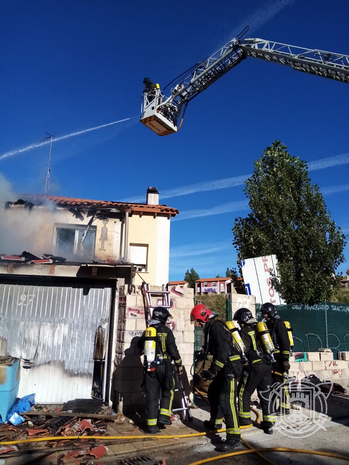 Un incendio en una vivienda ocupada de Cardeñadijo se salda sin víctimas pero con siete horas de intervención