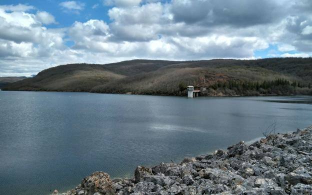 Los embalses de Arlanzón y Úzquiza afrontan los meses más calurosos al 86% de su capacidad