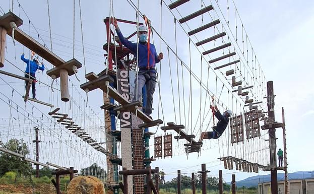 El parque multiaventura de Valdeporres abre al fin sus puertas