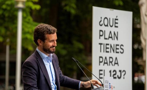 Casado exige a Sánchez que zanje el debate sobre la Corona ante la presión de Iglesias