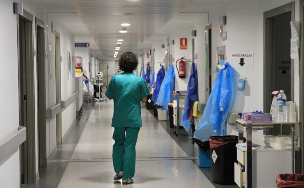 Los hospitales ya solo atienden a ocho pacientes en UCI tras los 353 de abril