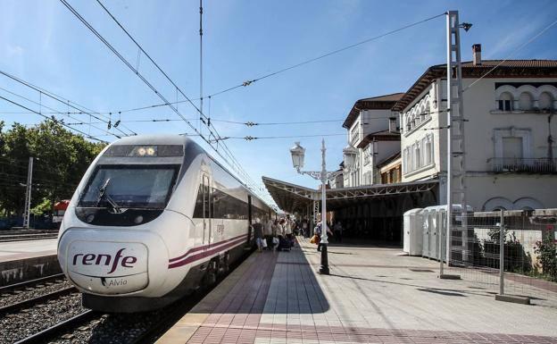 IU Miranda denuncia que el Ministerio de Transporte y Renfe aún no han puesto en circulación los trenes con obligación de servicio público