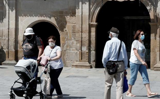 Sánchez analiza con Illa y Simón el centenar de brotes de Covid-19