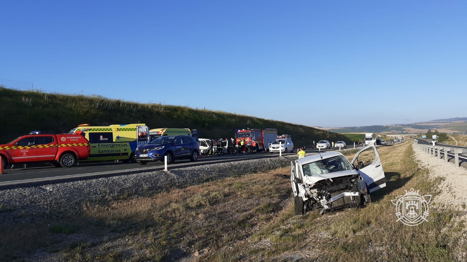 Los Bomberos de Burgos liberan a una persona de su coche tras un accidente múltiple en Briviesca