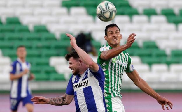 El Alavés sella la permanencia en el Villamarín