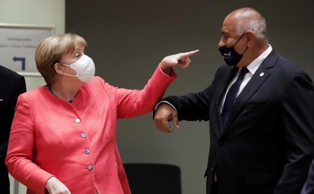 Choques de codos y saludos a la japonesa