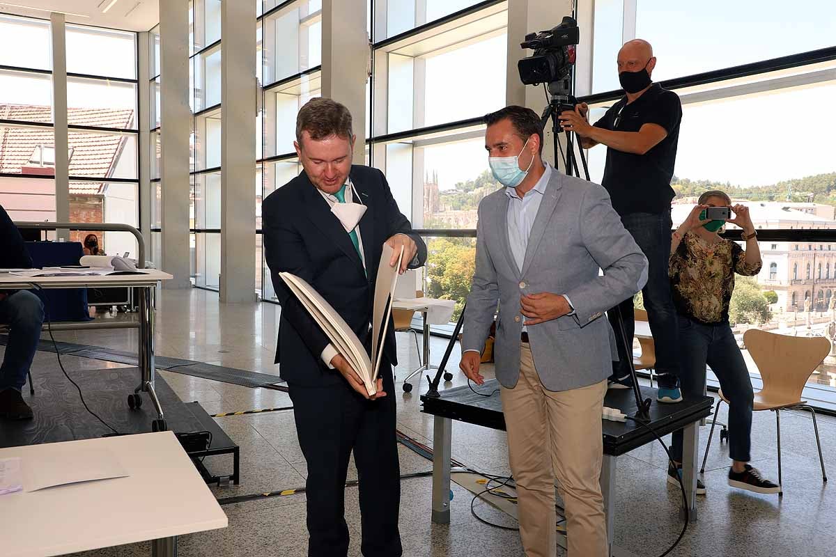 Homenaje a Javier Lacalle en su último pleno en Burgos