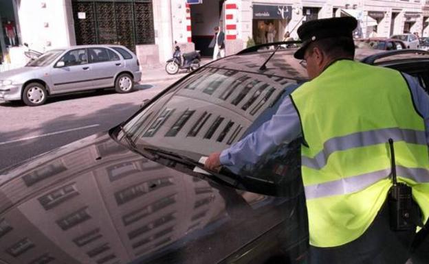 Multas que te podrán poner incluso con el coche parado