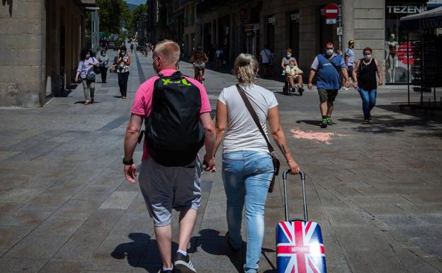 Londres estudia rebajar a diez días la cuarentena a viajeros de España