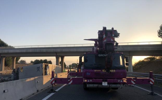 La retirada de un camión accidentado obliga a cortar al tráfico la A-62 en Villaquirán de los Infantes