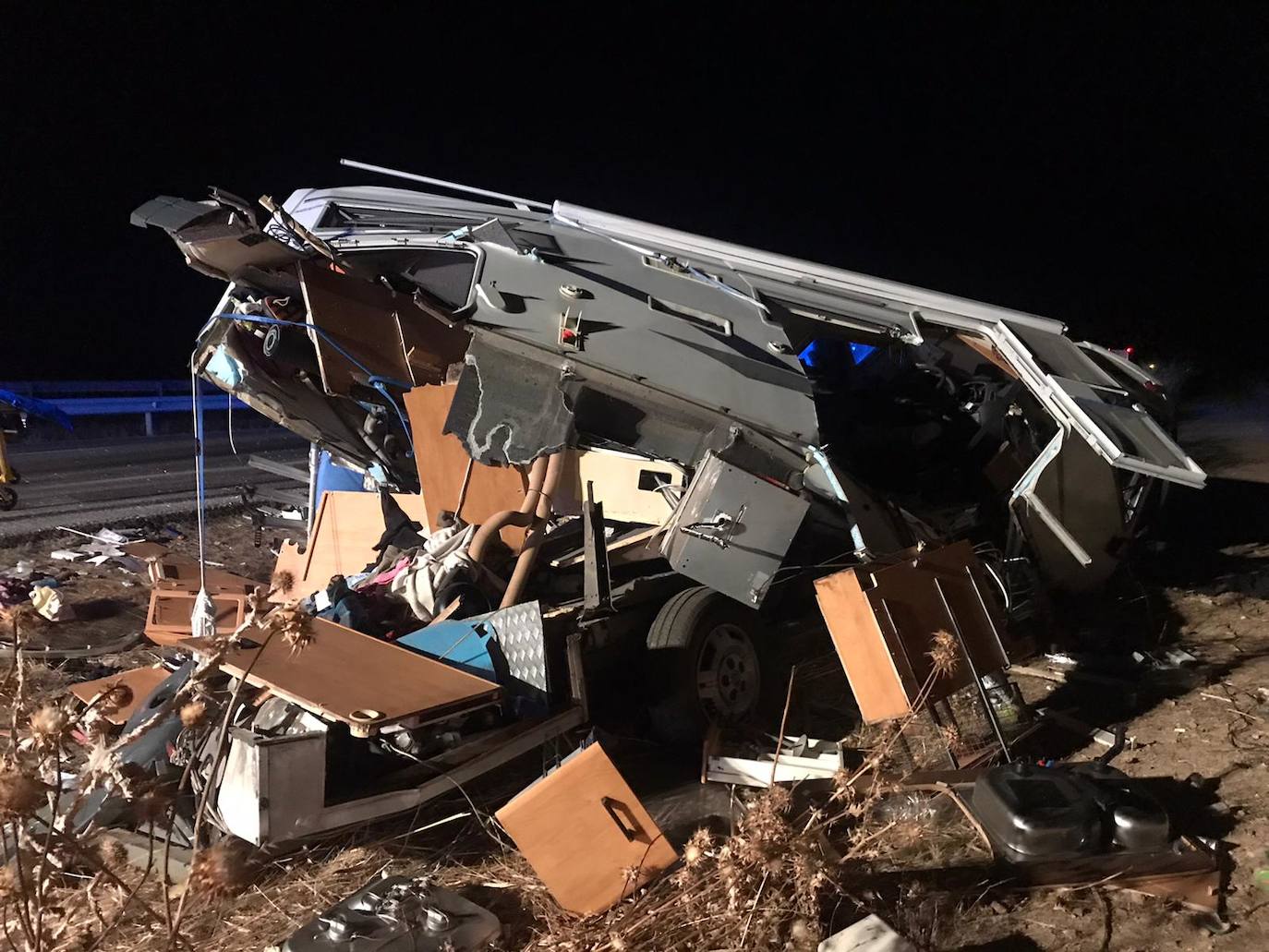 Fallece una niña de once años y otras tres personas resultan heridas tras embestir un camión a una autocaravana en Burgos