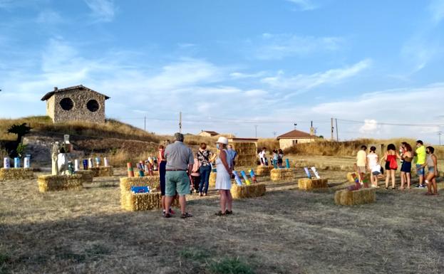 ArTeja suma más de 60 tejas decoradas por vecinos y visitantes de Palazuelos de Muñó