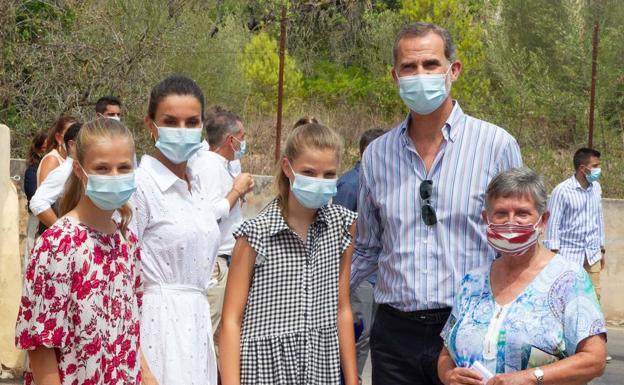 Los Reyes y sus hijas visitan un centro de inclusión social en Palma