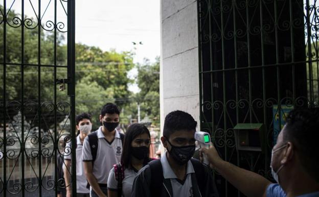 El miedo preside el regreso de miles de estudiantes en Latinoamérica