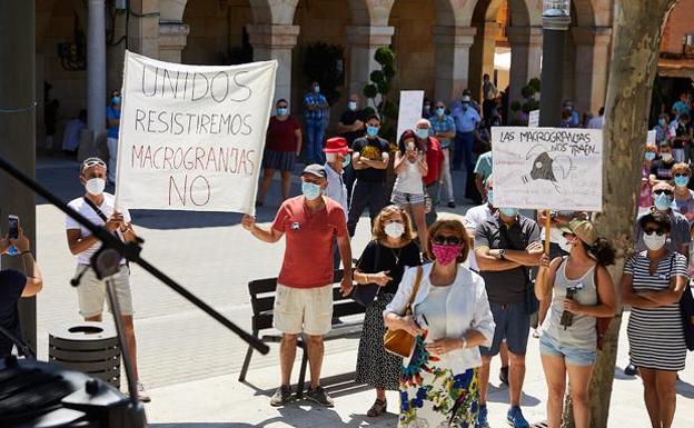 Piden a las diputaciones de Burgos y Palencia su intermediación ante la Junta para paralizar macrogranjas porcinas