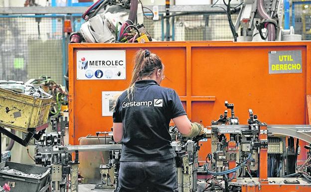 La industria crece en julio, pero aún muy por debajo de hace un año