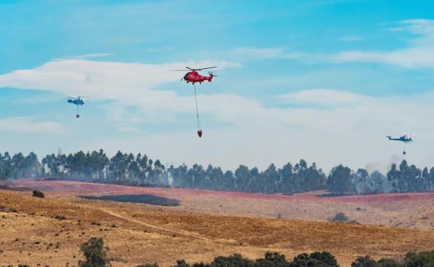 La UME se suma a las labores de extinción del incendio de Almonaster, en Huelva