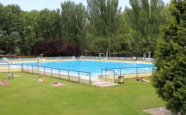 Las piscinas encaran el final del verano con una tercera parte de la afluencia habitual