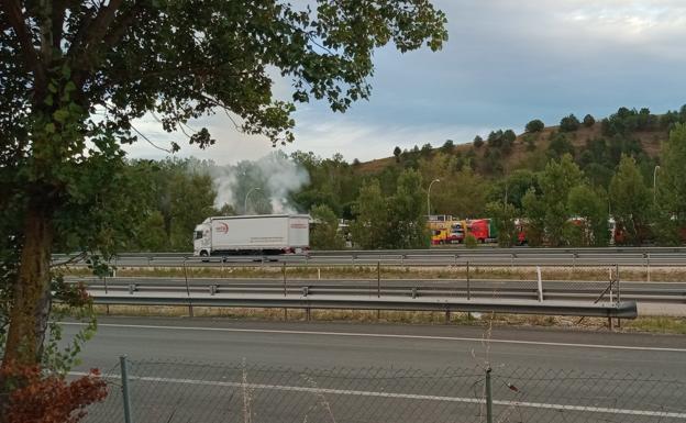 Arde un camión cargado de paja en la AP-1