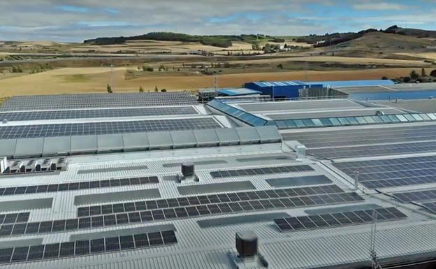 Grupo Antolin mejora la sostenibilidad de su sede central con una instalación fotovoltaica que producirá el 18,36 por ciento de la energía anual