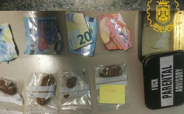 Denuncian a un conductor drogado por tenencia de drogas y conducción negligente tras huir de la policía y sufrir un accidente