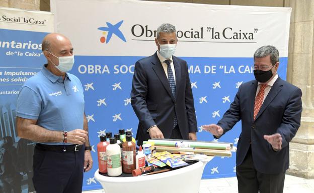 Voluntarios de 'La Caixa', CaixaBank y la Diputación de Burgos facilitan a 410 familias la vuelta al colegio
