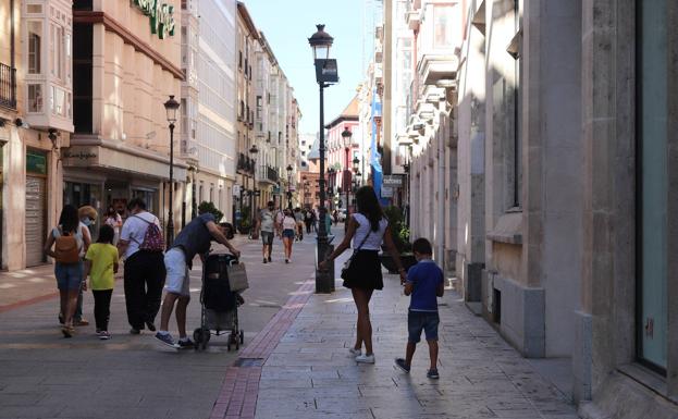 El comercio afronta la nueva campaña con «el freno echado» y reclama certezas económicas para animar el consumo