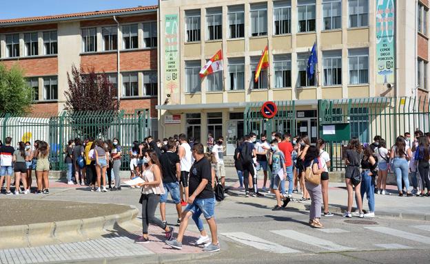 Los alumnos de ESO y Bachillerato inician un curso marcado por las dudas de la covid