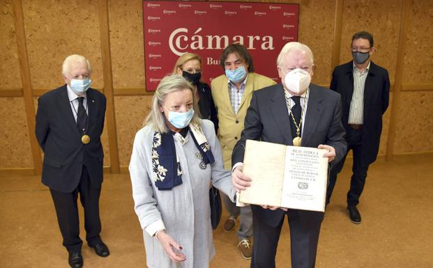 La familia del empresario Vicente Redondo dona a la Cámara de Comercio de Burgos un documento de 1766