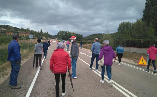 Los vecinos confinados de Sotillo protestan por el corte de la carretera BU-130