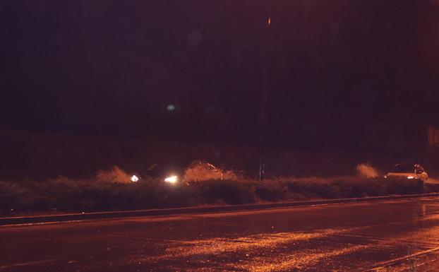 La lluvia vuelve a generar balsas de agua en la calzada en Burgos