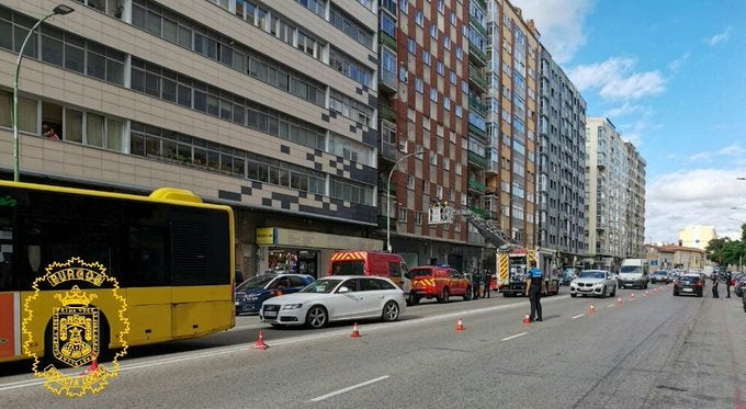 Cortan un carril de la calle Vitoria por un incendio en la terraza de un segundo piso