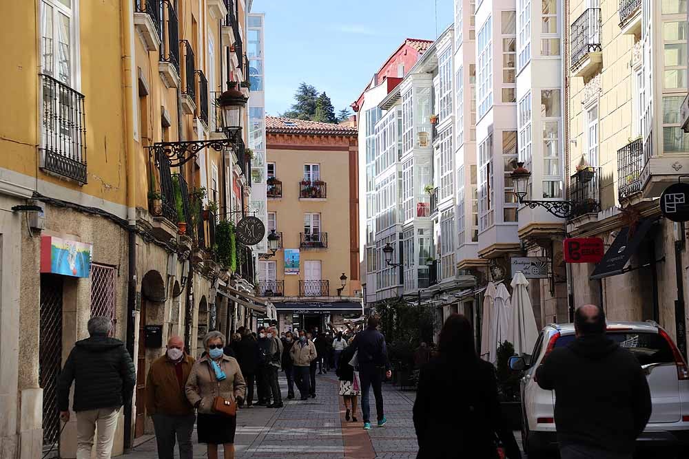 El sol ha animado a los burgaleses a salir a la calle el primer domingo del otoño