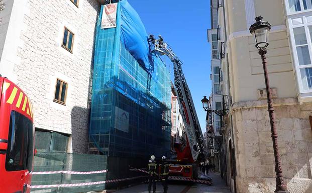 Intervención de los Bomberos de Burgos para asegurar una lona de obras en La Puebla