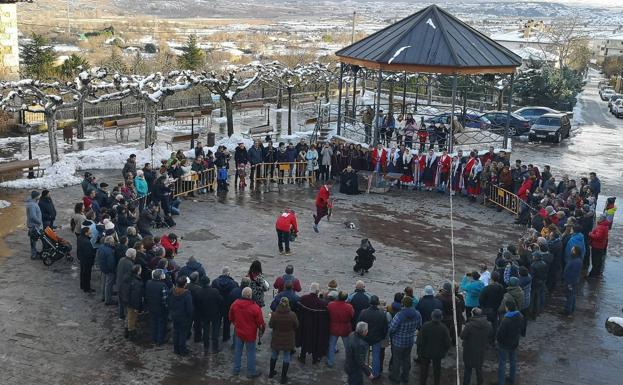 La Junta abre expediente al Ayuntamiento de Poza por utilizar animales vivos en la 'Danza del Escarrete'