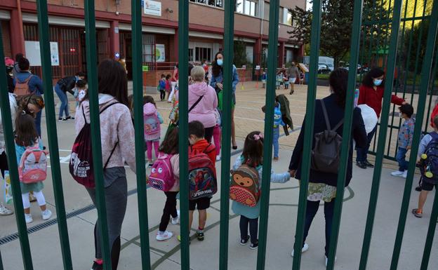 Los padres de varios centros burgaleses recogen firmas para exigir la jornada continua por la covid