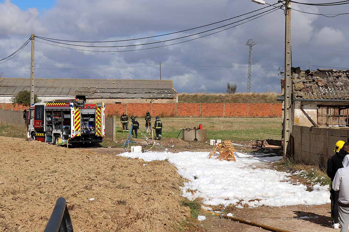 Extinguido el incendio de una nave agrícola en Villagonzalo que se salda con daños materiales y sin heridos