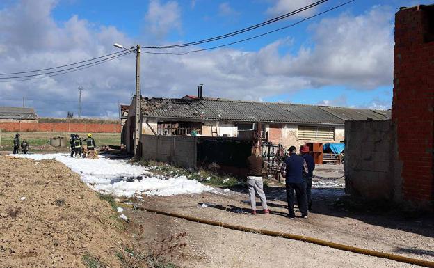 Extinguido el incendio de una nave agrícola en Villagonzalo que se salda con daños materiales y sin heridos