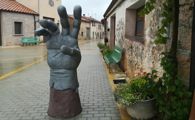 Mecerreyes sigue aumentando su museo al aire libre con más esculturas que honran la vida rural