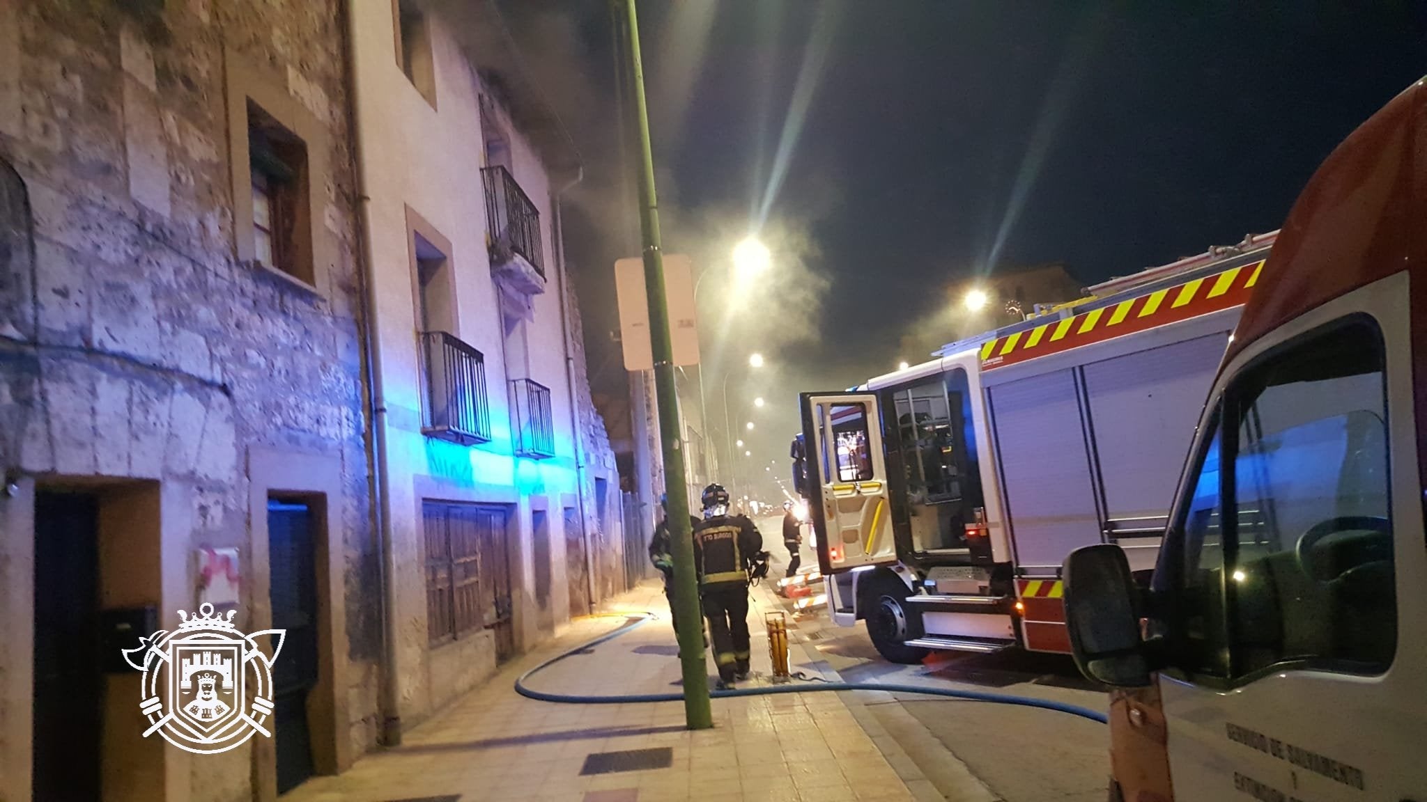 Los Bomberos de Burgos sofocan un incendio surgido en una casa abandonada de la calle Vitoria