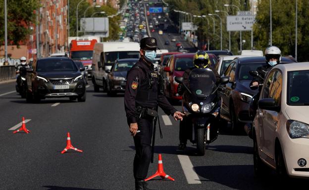 La 'operación jaula' causa atascos puntuales en las salidas de Madrid